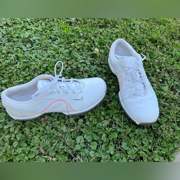 Nike women’s golf shoe size 8 lightly used - Picture 2 of 5